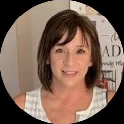 Psychologist Lisa Belle providing different types of therapy in North Lima